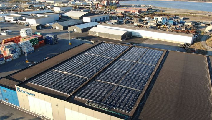 Anlegget som Solcellespesialisten har installert her havna på Øra i Fredrikstad har en forventet årsproduksjon på 860 000 kWh, noe som utgjør 57 prosent av dagens energiforbruk på Øra-terminalen.