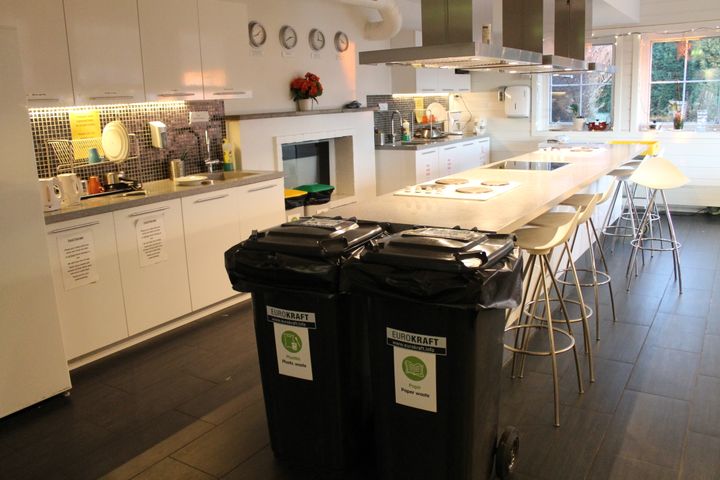 Alle hostel har gjestekjøkken hvor man kan lage sin egen mat om man ønsker. Her fra gjestekjøkken på Hi Oslo Haraldsheim.