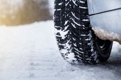 Vet du hvor mange millimeter dypt mønsteret skal være på vinterdekk? Foto: iStock.