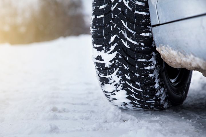 Vet du hvor mange millimeter dypt mønsteret skal være på vinterdekk? Foto: iStock.