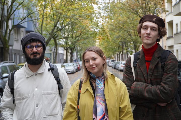 Tre av DOXA-journalistene i Berlin høsten 2022 (f.v.): Armen, Nikita og Ekatarina. Foto: Mathea Mohn/Studentenes fredspris