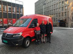 – Vi har som mål å elektrifisere de 22 rutene i Oslo innen 1. kvartal 2020. E-Crafterne skal betjene Oslo-rutene og ha base på Alnabru, sier Lars Veder, distriktssjef, sammen med Anne Bente Lier, postbud og Håkon Wirak, direktør Volkswagen Nyttekjøretøy. Foto: Aleksander Alnes / Posten