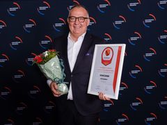 Geir Arne Olsen, leder for Netcompany i Norge, mottok prisen på vegne av selskapet. Fotograf: Line Slotnæs