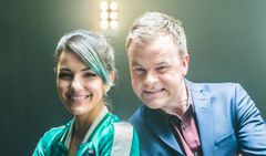 Selda Ekiz og Ole Rolfsrud gleder seg til å underholde Norges befolkning på lørdagskveldene fra 13. januar. Foto: Ole Kaland/NRK.