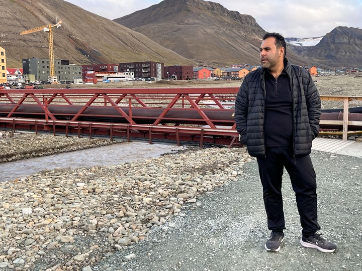 Klimaendringer, energiløsninger, forskning og næringsliv på Svalbard var tema for  stortingspresident Masud Gharahkhanis forrige besøk i Longyearbyen i august 2022.