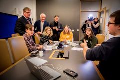 I løpet av dagen var det flere av gruppene som fikk besøk. NRK Sørlandet var på plass, og det samme var bak fra venstre ordfører i Kristiansand Harald Furre, konsernsjef i Agder Energi Tom Nysted og leder av Næringsforeningen for Kristiansandsregionen Geir Jørgensen. Her er det en av gruppene fra Møglestu videregående skole som forklarer litt om hva de skal se nærmere på og presentere i utstillingen på Kilden under Agder Energi-konferansen 8. og 9. mai.