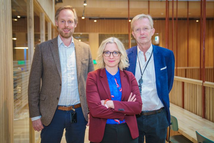Sarah Sørheim konstitueres som sjefredaktør og Vegard Isdahl (til venstre) som administrerende direktør i NTB. Her sammen med styreleder John Kvadsheim.
Foto: Stian Lysberg Solum / NTB