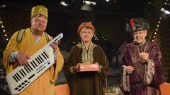 EIDES SPRÅKSJOV: Linda Kaspar, Sjur Melchior og Professor Gunnstein Baltazar er på plass med litt juleoppklaring.

FOTO: NRK
