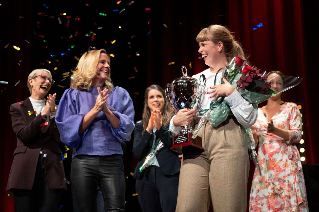 Tora Söderström Gaden (NORCE og Griegakademiets senter for musikkterapiforskning, Universitetet i Bergen) vant den nasjonale finalen i Forsker Grand Prix lørdag kveld. Her er hun sammen med konferansier Soveig Kloppen like etter kunngjøringen.