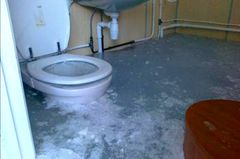 Utrolig kjedelig å møte dette synet på hytta. 40 prosent av innvendige rørbrudd skjer om vinteren, mens 30 prosent av rørbruddene skjer om våren. Skadefoto: Frende