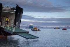 Ni fartøyer og en simulert havarist deltar i den mest omfattende oljevernøvelsen noen gang på Svalbard. Nærmest ses Kystverkets nye hybridskip OV Bøkfjord, som på grunt vann kan få utstyr til land. Foto: Jan-Morten Bjørnbakk / NTB scanpix