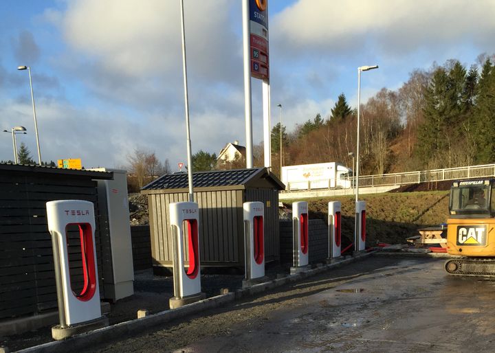 Tesla-ladere på Statoil Haukås