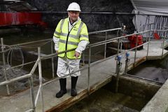 Visepresident Kjetil Lein i kloakken under et besøk ved Nedre Romerike avløpsselskap.