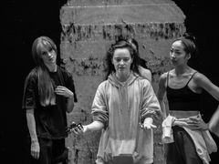Koreograf Emma Portner (i midten) under prøvene på Some Girls Don't Turn, sammen med danserne Georgie Rose (t.v.) og Leyna Magbutay (t.h.). Foto: Erik Berg