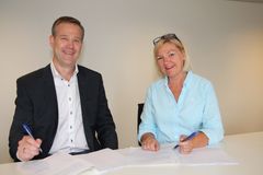 Direktør Eli Grimsby fra KID signerte i dag kontrakt med Håkon Elvevoll, daglig leder i S-Bygg. Kontrakten er en totalentreprise på Lambertseter flerbrukshall. Foto: Kultur- og idrettsbygg Oslo KF.