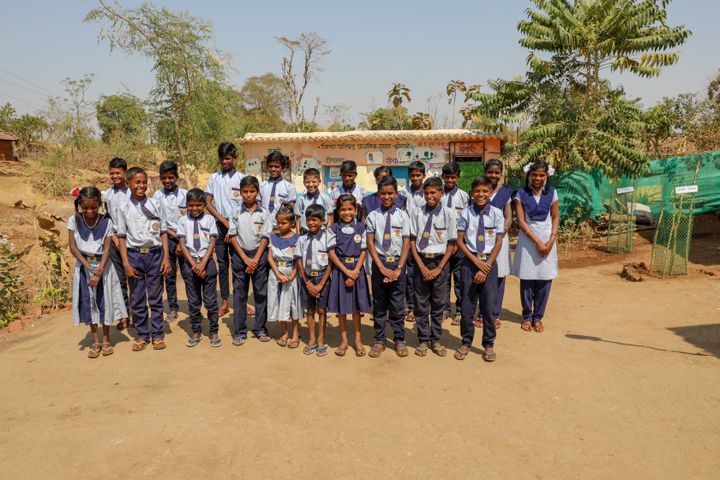Elever ved barneskolen Reveena i Borale Village i Maharashtra-regionen i India, foran toalettene skolen nettopp har bygget. Foto: UNICEF/Domestos