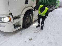 Kontrollørene i Statens vegvesen er klare for nye kontroller av vinterutrustning på tunge kjøretøy. Bildet er fra fjorårssesongen.