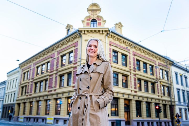Tina Mari Flem (41) er ny sjefredaktør og administrerende direktør i NTB. Her utenfor nyhetsbyråets nye lokaler i Pressens hus i Oslo. Foto: Håkon Mosvold Larsen / NTB.