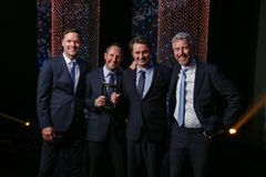 Harald J. Rønneberg og Thomas Numme mottok i kveld Gullrutens hederspris. Her med programredaktør Jarle Nakken og TV 2-sjef Olav T. Sandnes. Foto: Øyvind Ganesh, TV 2.