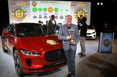 Jaguars sjefdesigner Ian Callum la ikke skjul på sin begeistring for at Jaguar I-PACE ble kåret til årets bil i Europa. Det er første gang den britiske bilprodusenten Jaguar vinner kåringen, og de vinner med en elbil. (Foto: NAF)