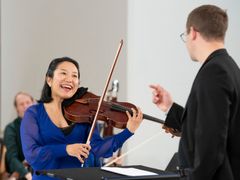 Konserten er sentrert rundt orkestrets solobratsjist Aine Suzuki og hennes reise fra Japan til Norge. Foto: Erik Berg
