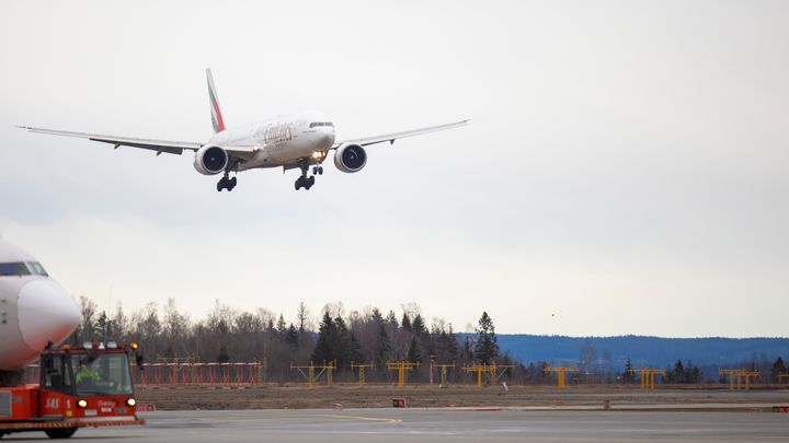 Et interkontinentalt fly fra Emirates lander på Oslo lufthavn. Arkivfoto: Avinor