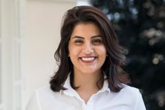 Loujain al-Hathloul sultestreiker i fengsel mens verdens mektigste møtes. Hun har kjempet for at kvinner skal få kjøre bil i Saudi-Arabia.