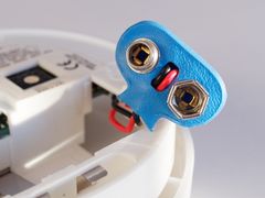 Mangler røykvarsleren din en slik batteripute? Da bør den skiftes ut. (Illustrasjonsfoto: If)