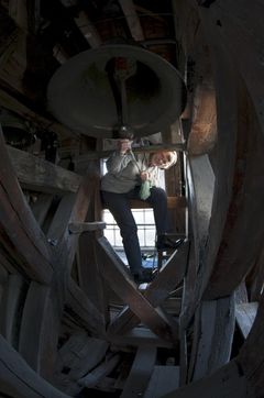 Toril Kolstad har jobbet på Transporten siden 1987, først ved Brevsenteret i Oslo, så på Alnabru og nå på Østlandsterminalen . I helgene er hun kirketjener i Kampen, Grønland og Gamlebyen kirker. Nå har hun 20 prosent stilling på Transporten med tilrettelagte arbeidsoppgaver etter kreftsykdom.