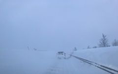 Sterk vind og snødriv gir dårlige kjøreforhold over Kvænangsfjellet om vinteren. Det ser vi på dette bildet som prosjektleder Steinar Rask tok i februar i år.