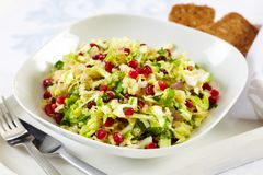 Herlig sommersalat med granateple, lime og snittet nykål.