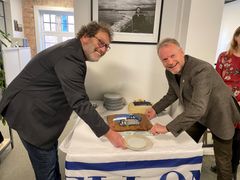 Bellona-stifter Frederic Hauge bød byrådsleder Raymond Johansen på karbonfangst-kake.