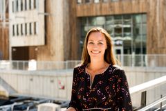 Forbrukerøkonom Cecilie Tvetenstrand i Danske Bank mener el-sparkesykkel kan være både artig og effektivt, men ber folk tenke over den totale kostnaden ved hyppig bruk. Foto: Danske Bank/Sturlason