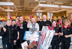 Kollegene stilte med flagg og heiarop da det ble klart at Sondre Guttormsen er Norges hyggeligste kassamann. I midten står Hjemmets redaktør Anne Vestad, med den glade vinneren til venstre og butikksjef Freddy Svendsen til høyre. (Foto: Gry Traaen)