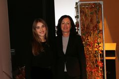 Elevrådsleder Mille Marie Isaksen ved Edvard Munch videregående skole og statsråd Solveig Horne forbruker-, barne og likestillingsminister - her etter prisutdelingen til beste oppgave innen personlig økonomi.