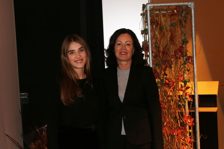 Elevrådsleder Mille Marie Isaksen ved Edvard Munch videregående skole og statsråd Solveig Horne forbruker-, barne og likestillingsminister - her etter prisutdelingen til beste oppgave innen personlig økonomi.