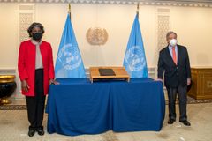 Linda Thomas-Greenfield  er USAs nye FN-ambassadør. Her avbildet med FNs generalsekretær for noen dager siden. Foto: UN Photo/Mark Garten
