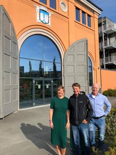 Dampsentralen i Ilsviken med eier Hilde Holck, direktør for Kulturminnefondet Simen Bjørgen og eier Morten Holck
