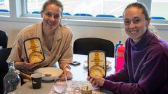 Rømmegrøten fra Rørosmeieriet falt i smak hos Ina Lundereng Vårvik, Karen Oline Sneve og de andre RBK-spillerne. Foto: Coop Midt-Norge