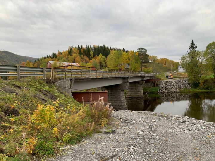 Gluggvasselv bru, bygget i 1958, ligger på E6 i Grane sør i Nordland. Foto: Statens vegvesen