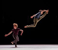 Secus av Ohad Naharin, med Johathan Olofsson (til venstre) og Alberto Ballester. Foto: Erik Berg
