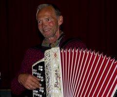 Geir Otnæs er ute med albumet "Lystrup på trekkspill"