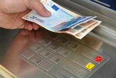 – Flyplassens valutakurser er svevende høye, sier Anders Fagereng i Dinero.no. Han råder om å vente med å ta ut kontanter til man kommer til feriedestinasjonen.