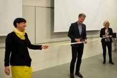 Rektor Curt Rice åpner nytt senter for lederutdanninger ved HiOA. Her flankert av senterleder Kristi Agerup (t.v) og dekan Ann-Helen Bay ved Fakultet for samfunnsvitenskap.