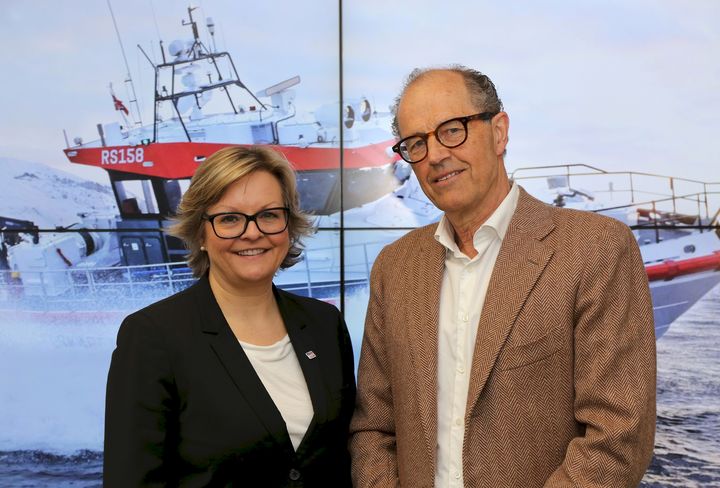 Signerer avtale. Generalsekretær Rikke Lind i Redningsselskapet og prosjektdirektør John A. Nielsen i Norsk Lostransport.