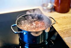 KOK POTETER: Lar du vannet i kjelen koke uten lokk, spres det mye luftfuktighet i rommet. Det kan være en god rutine om du har for lav luftfuktighet. Foto: Robert Walmann/ifi.no