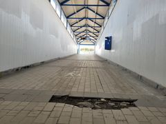 Det ødelagte flisdekket i undergangen skal erstattes av et steinbelegg. Foto: Rannveig H. Stiberg, Statens vegvesen.