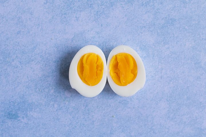 Det er blitt en tradisjon for mange nordmenn å kose seg med egg til påskefrokosten. Foto: MatPrat.