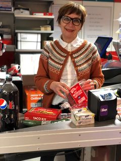 Bjørg Masternes er Finnmarks finalist i Hjemmets store kåring «Norges hyggeligste kassadame eller -mann». Hun jobber hos Matkroken Kunes.
