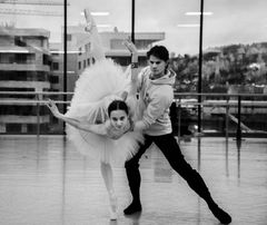 Maria Kochetkova som Odile og Yoel Carreño som prins Siegfried i Nasjonalballettens prøvesal. Foto: Erik Berg
